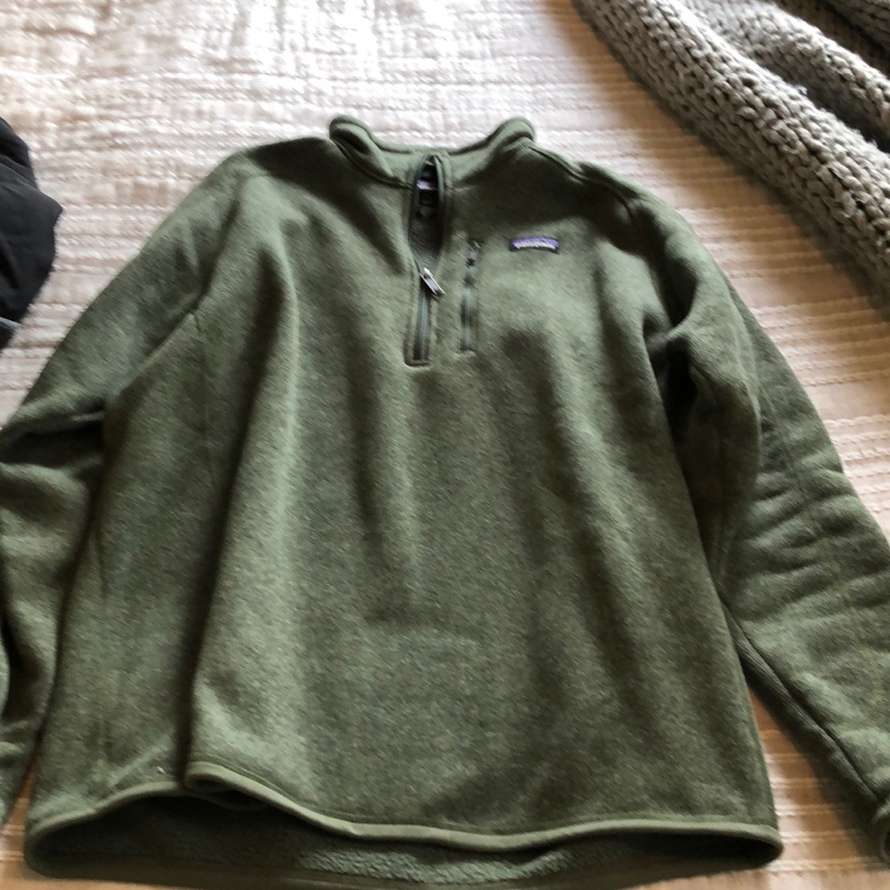 Patagonia quarter-zip pullover fleece.